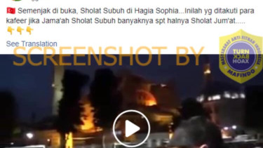 Tangkapan layar akun Facebook yang mengunggah video yang diklaim sebagai jemaah salat subuh di masjid bekas katedral, Hagia Sophia, di Istanbul, Turki.