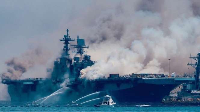 VIVA Militer: Kapal Perang Amfibi Amerika Bonhomme Richard Terbakar