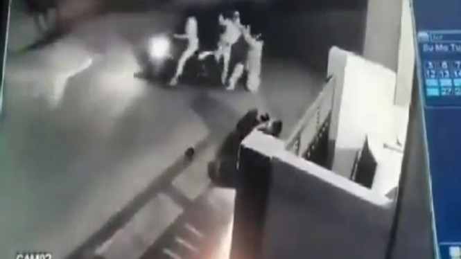 Ilustrasi tangkapan layar CCTV pemotor melawan begal