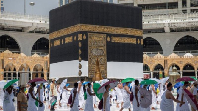Jemaah haji menerapkan social distancing saat melaksanakan tawaf qudum