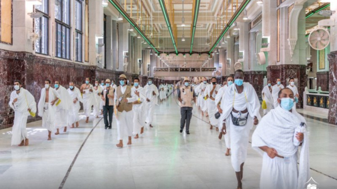 Jemaah haji menerapkan physical distancing saat melaksanakan Sai