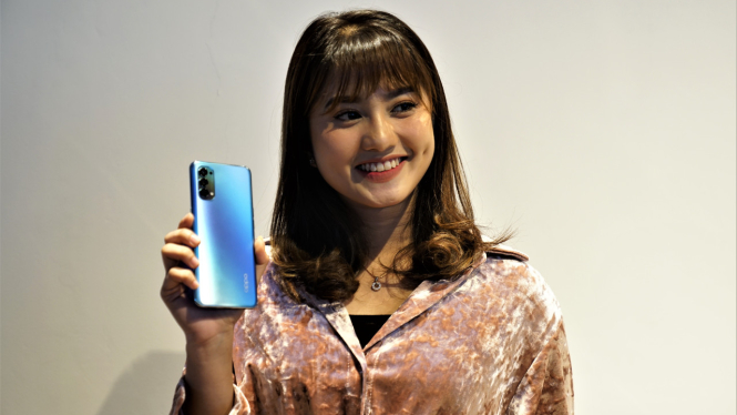Seorang model dengan Oppo Reno 4.
