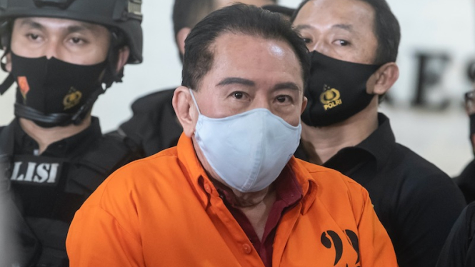 Buronan kasus korupsi pengalihan hak tagih Bank Bali Djoko Tjandra (tengah) berhasil ditangkap polisi di Malaysia.
