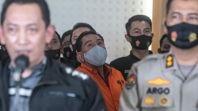 Djoko Tjandra (tengah) berhasil ditangkap setelah buron selama sebelas tahun