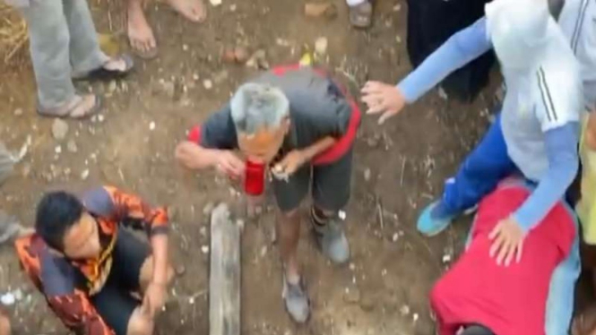 Seorang kakek di Garut meminum darah hewan qurban