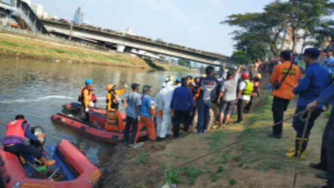 Tim SAR melakukan pencaharian bocah 7 tahun di Banjir Kanal Barat