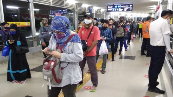 (Foto Ilustrasi) Antrean pengguna KRL di Stasiun Tanah Abang, Jakarta Pusat. 