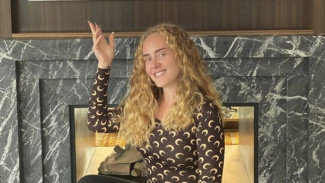 Adele Kembali Tampil Berbeda, Makin Langsing Dengan Rambut Ikal