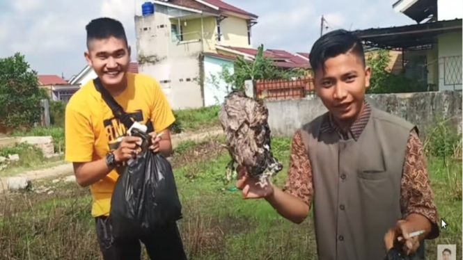 Video prank daging qurban berisi sampah oleh Youtuber Edo Putra