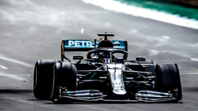 Ban mobil Lewis Hamilton pecah di GP Inggris