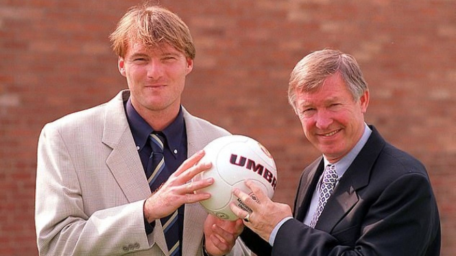 Eks kiper Manchester United, Massimo Taibi (kiri)