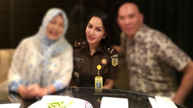 Jaksa Pinangki Sirna Malasari (tengah)