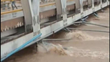 Luapan air di Sungai Masamba telah menyentuh tiang jembatan kota.