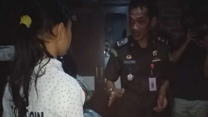 Kasi Pidum Kejaksaan Negeri Garut, Dapot Dariarma menyerahkan bantuan handphone untuk S (13).