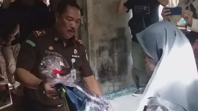 Kepala Kejaksaan Negeri Garut, Sugeng Hariadi, memberikan bantuan peralatan sekolah kepada seorang gadis pelajar MTs yang merupakan anak keluarga miskin.