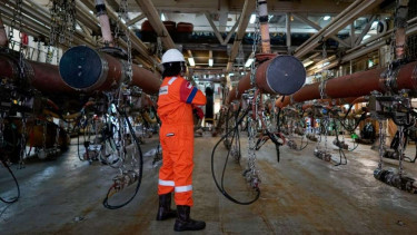 Pekerja di PHE Jambi Merang sedang lakukan survei seismik 2D.