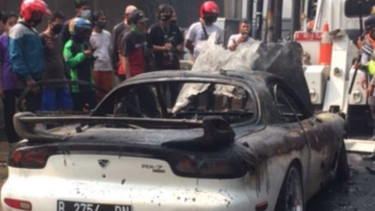 Mobil mewah terbakar di Jaksel