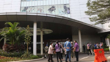Sejumlah orang berkerumun di halaman lobi gedung AEON Mall, Tangerang, Banten.