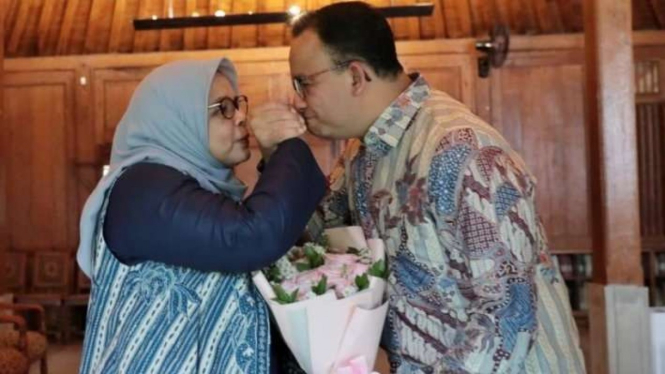 Anies Baswedan bersama sang istri, Fery Farhati.