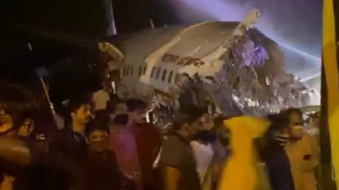 Pesawat maskapai Air India Express yang membawa 191 orang tergelincir di landasan pacu dan patah menjadi dua bagian saat mendarat di Bandara Calicut, Negara Bagian Kerala, menurut otorita penerbangan setempat.-KAVIYOOR SANTOSH BNI