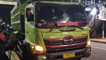 Truk nyaris terguling di Jalan Medan Merdeka Barat, Gambir, Jakarta Pusat.