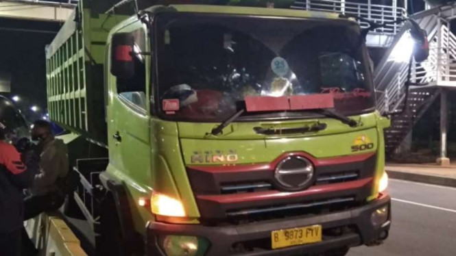 Truk nyaris terguling di Jalan Medan Merdeka Barat, Gambir, Jakarta Pusat.