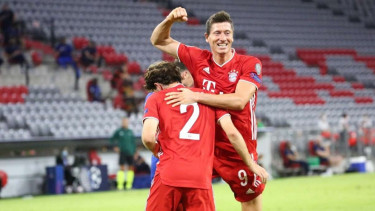 Robert Lewandowski berselebrasi usai cetak gol