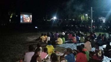 VIVA Militer: Pagelaran Layar Tancap Satgas Pamtas RI-PNG Peringati HUR RI ke 75
