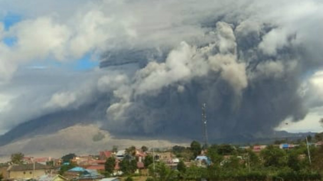 Gunung Sinabung erupsi kembali, ketinggian abu mencapai 5 ribu meter