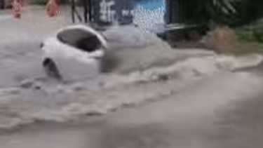 Tesla Model 3 dipaksa menerjang banjir
