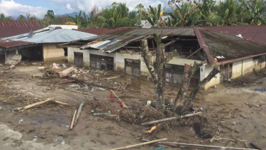 Kondisi rumah-rumah warga di Masamba yang tertimbun tanah