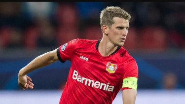 Kapten Bayer Leverkusen, Lars Bender. 