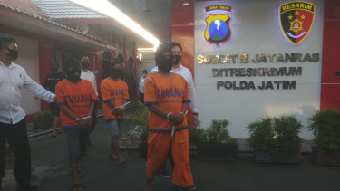 Tiga aktivis LSM di Jawa Timur ditahan karena mengeroyok seorang dokter.