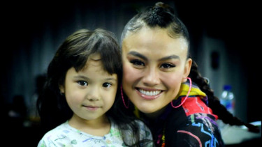 Pose putri Gading Marten, Gempita dengan Agnez Mo