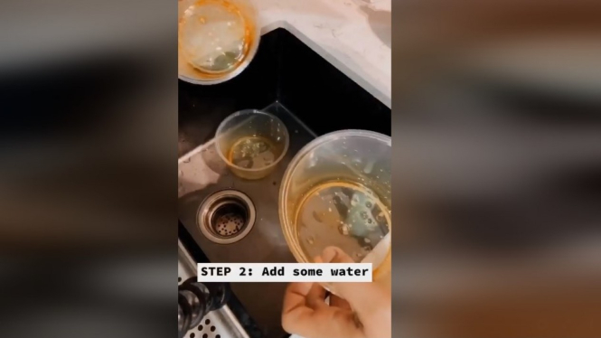 Bersihkan tempat makan dari minyak