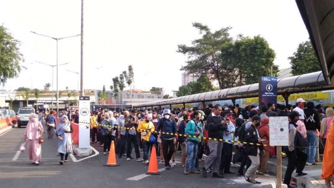 Stasiun Tanah Abang sempat chaos kini dijaga polisi dan TNI