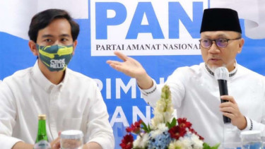 Ketua Umum PAN Zulkifli Hasan saat memberi SK dukungan ke Gibran untuk Pilkada Solo.