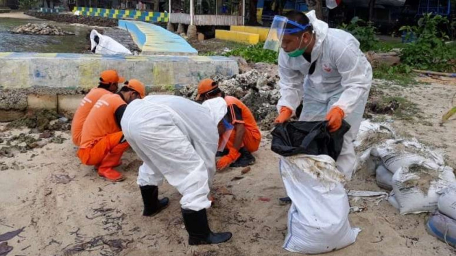 Tim PHE OSES dan PPSU Kepulauan Seribu bersihkan ceceran minyak di Pulau Pari.