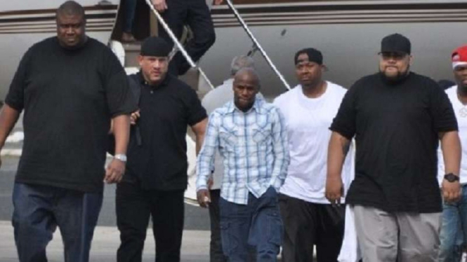 Floyd Mayweather Jr (tengah) dengan para pengawalnya