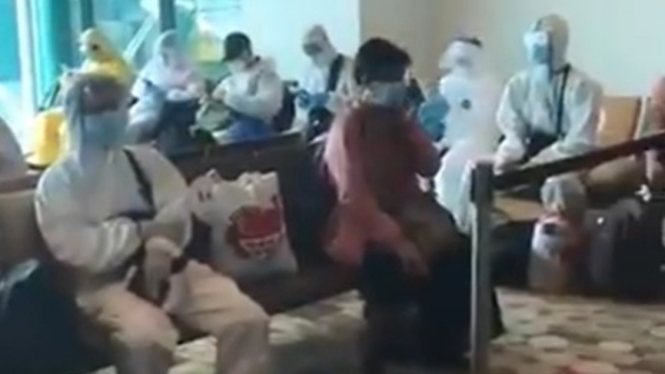 Para penumpang di Bandara Changi gunakan APD