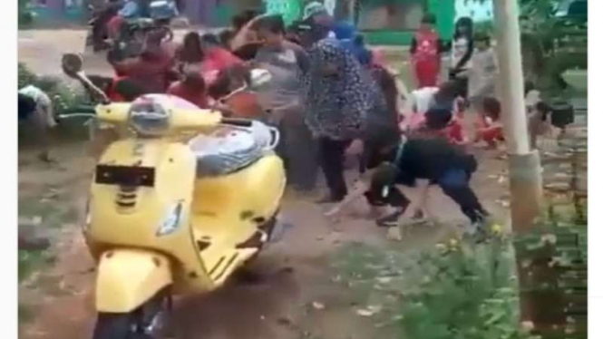 Ritual Udik-udikan untuk menyambut skutik baru