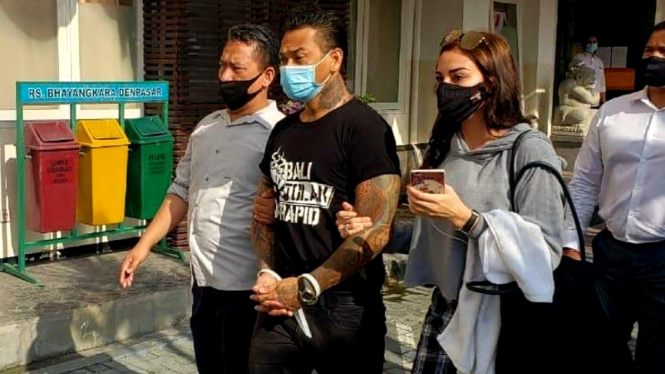 Nora Alexandra dampingi sang suami, Jerinx di Mapolda Bali.