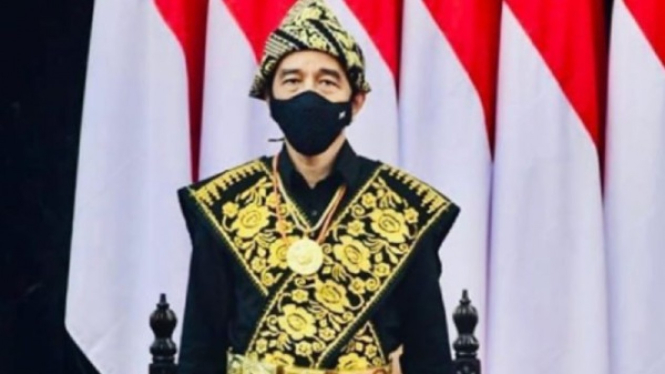 Presiden Joko Widodo berbusana Nusa Tenggara Timur 