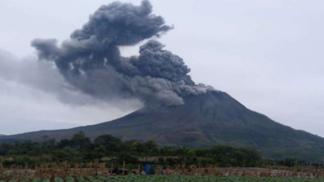  Erupsi Gunung Sinabung di Kabupaten Karo.