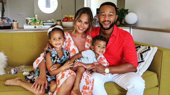 John Legend, Chrissy Teigen dan kedua anaknya.