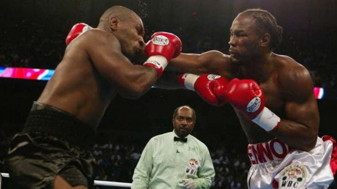 Pertarungan Mike Tyson vs Lennox Lewis 8 Juni 2002 