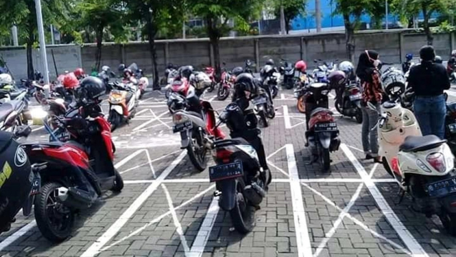 Parkiran sepeda motor