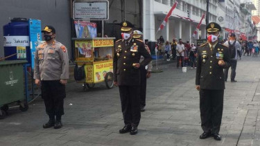 Kapolres dan Dandim 0503 Jakarta Barat mengheningkan cipta di Kota Tua.