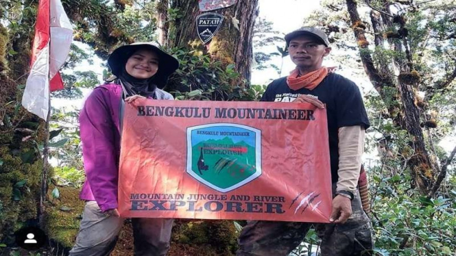 Khansa Syahlaa (kiri), kibarkan bendera merah putih di gunung Patah