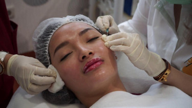 Zaskia Gotik lakukan prosedur perawatan Lux Thread